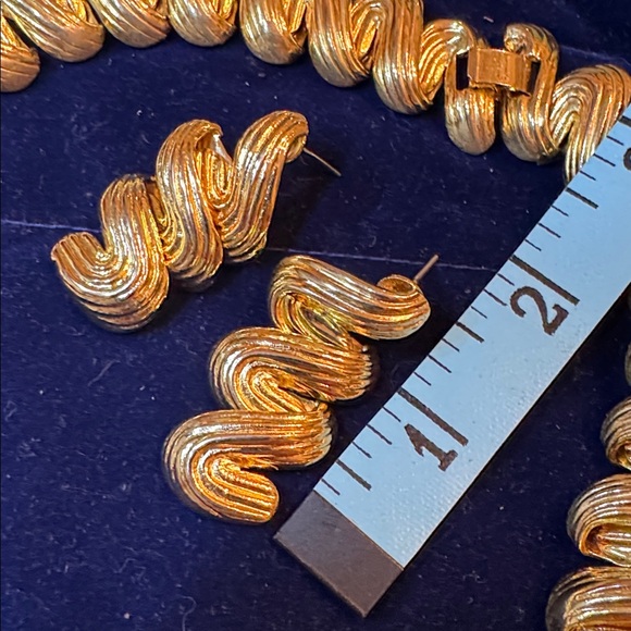 Elegant Gold tone light metal necklace & earrings Set zigzag 🐈⬛ - Picture 5 of 6